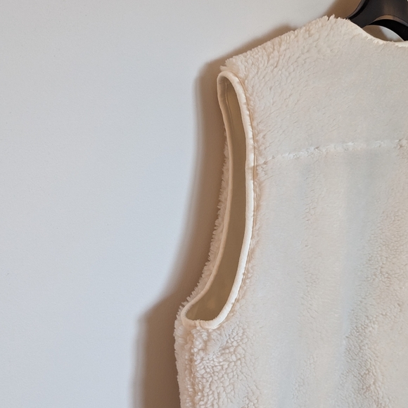 [Weekday] Peggy Fleece Teddy Vest in Off White - Picture 8 of 9